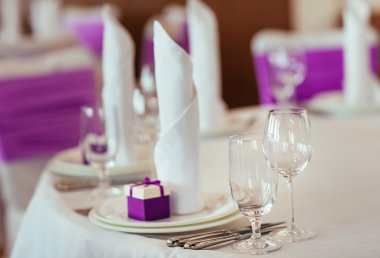 Düğün için hazırlanmış bir masa ya da başka bir akşam yemeği.. 