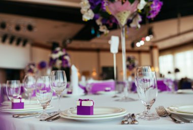 Düğün için hazırlanmış bir masa ya da başka bir akşam yemeği.. 