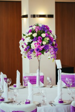 Düğün için hazırlanmış bir masa ya da başka bir akşam yemeği.. 