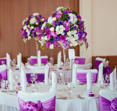 Düğün için hazırlanmış bir masa ya da başka bir akşam yemeği.. 