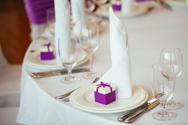 Düğün için hazırlanmış bir masa ya da başka bir akşam yemeği.. 