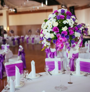 Düğün için hazırlanmış bir masa ya da başka bir akşam yemeği.. 