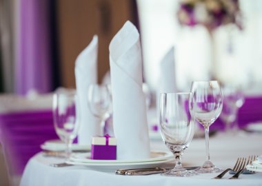 Düğün için hazırlanmış bir masa ya da başka bir akşam yemeği.. 