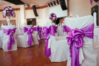 Düğün için hazırlanmış bir masa ya da başka bir akşam yemeği.. 