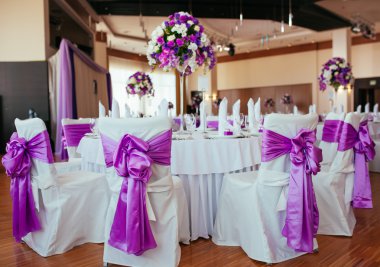 Düğün için hazırlanmış bir masa ya da başka bir akşam yemeği.. 