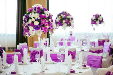 Düğün için hazırlanmış bir masa ya da başka bir akşam yemeği.. 