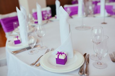 Düğün için hazırlanmış bir masa ya da başka bir akşam yemeği.. 