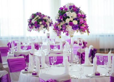 Düğün için hazırlanmış bir masa ya da başka bir akşam yemeği.. 