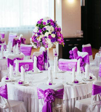 Düğün için hazırlanmış bir masa ya da başka bir akşam yemeği.. 