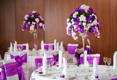 Düğün için hazırlanmış bir masa ya da başka bir akşam yemeği.. 