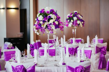 Düğün için hazırlanmış bir masa ya da başka bir akşam yemeği.. 