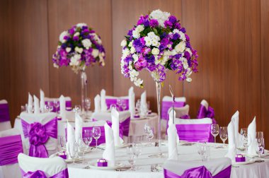 Düğün için hazırlanmış bir masa ya da başka bir akşam yemeği.. 