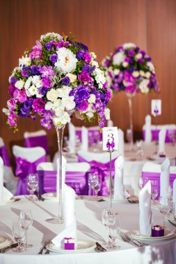 Düğün için hazırlanmış bir masa ya da başka bir akşam yemeği.. 