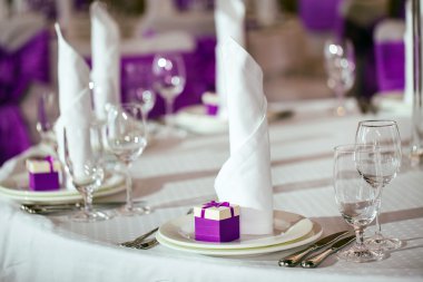 Düğün için hazırlanmış bir masa ya da başka bir akşam yemeği.. 