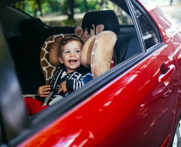 Entzückender Kleiner Junge Sicherheitsautositz — Stockfoto