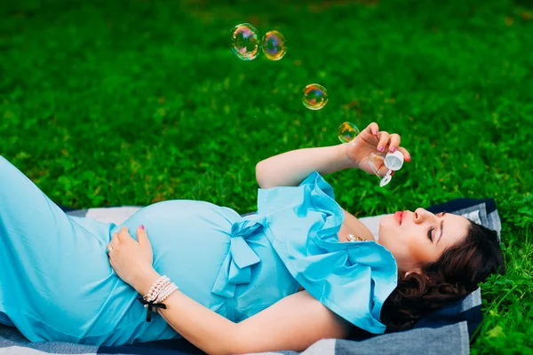 Piękna Kobieta Ciąży Relaksujący Poza Parku — Zdjęcie stockowe