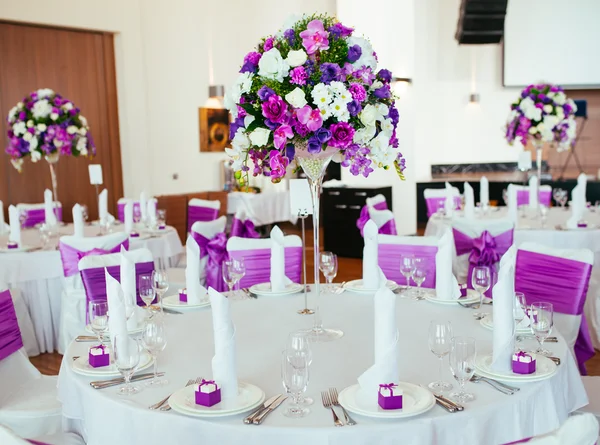 Düğün için hazırlanmış bir masa ya da başka bir akşam yemeği.. 