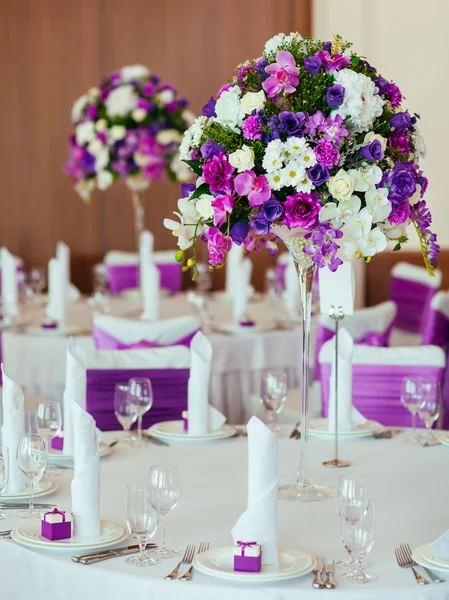 Düğün için hazırlanmış bir masa ya da başka bir akşam yemeği.. 