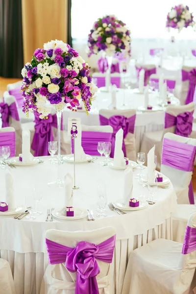 Düğün için hazırlanmış bir masa ya da başka bir akşam yemeği.. 