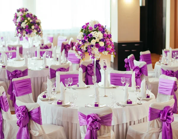 Düğün için hazırlanmış bir masa ya da başka bir akşam yemeği.. 