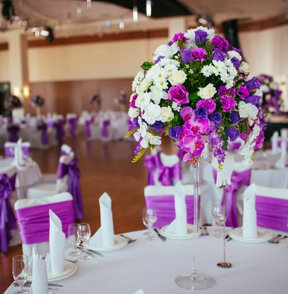 Düğün için hazırlanmış bir masa ya da başka bir akşam yemeği.. 