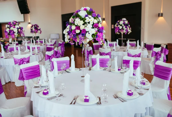 Düğün için hazırlanmış bir masa ya da başka bir akşam yemeği.. 