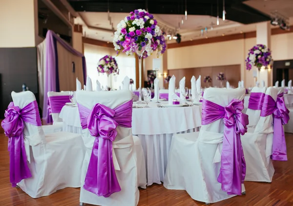 Düğün için hazırlanmış bir masa ya da başka bir akşam yemeği.. 