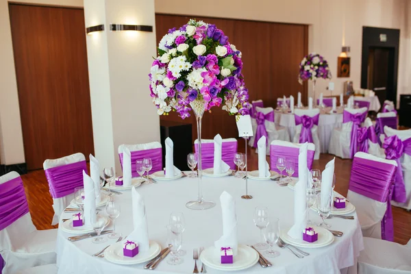 Düğün için hazırlanmış bir masa ya da başka bir akşam yemeği.. 