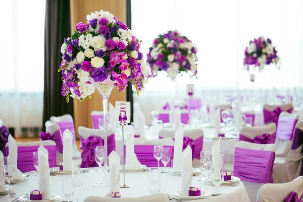 Düğün için hazırlanmış bir masa ya da başka bir akşam yemeği.. 