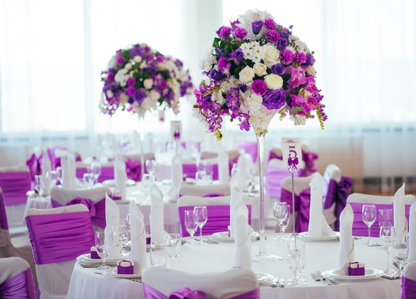 Düğün için hazırlanmış bir masa ya da başka bir akşam yemeği.. 