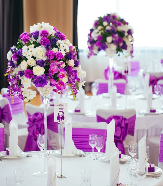 Düğün için hazırlanmış bir masa ya da başka bir akşam yemeği.. 