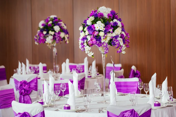 Düğün için hazırlanmış bir masa ya da başka bir akşam yemeği.. 