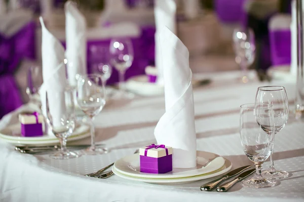 Düğün için hazırlanmış bir masa ya da başka bir akşam yemeği.. 