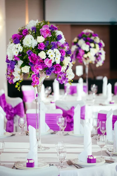 Düğün için hazırlanmış bir masa ya da başka bir akşam yemeği.. 