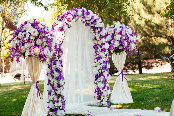 wedding arch in the ipen air