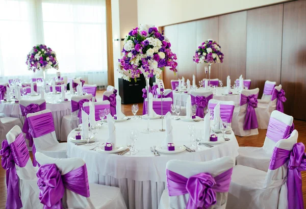 Düğün için hazırlanmış bir masa ya da başka bir akşam yemeği.. 