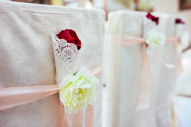 Düğün töreni sandalyeler. Bir düğün töreninde çiçek aranjman.