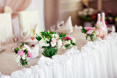 Düğün masa süslemeleri restoranda.