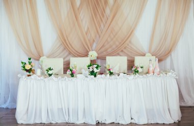 Düğün masa süslemeleri restoranda.