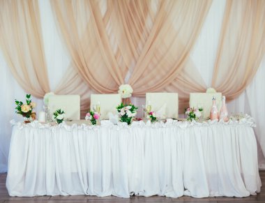 Düğün masa süslemeleri restoranda.