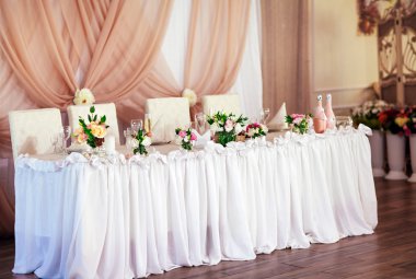 Düğün masa süslemeleri restoranda.