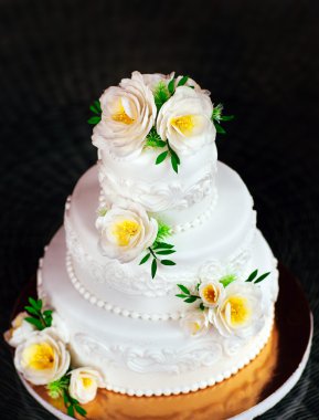 El yapımı düğün pastası gül ile dekore edilmiştir.