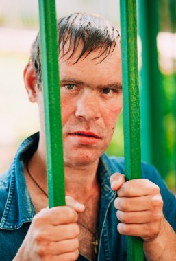 Evsiz adam olmak açık duran Dostu 