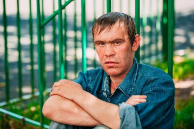 Evsiz adam olmak açık duran Dostu 