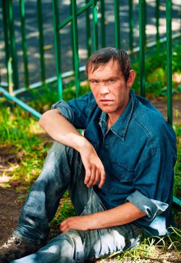 Evsiz adam olmak açık duran Dostu 