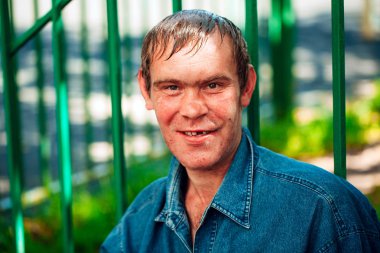 Evsiz adam olmak açık duran Dostu 