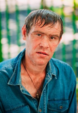 Evsiz adam olmak açık duran Dostu 