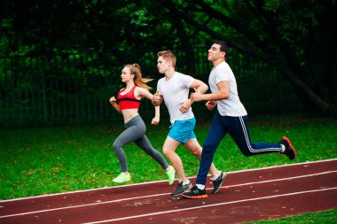 Gençler stadyum yarış alanında çalışan  