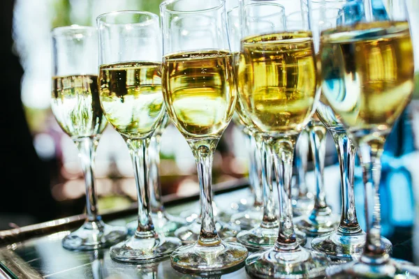 Elegante Gläser Mit Champagner Einer Reihe Auf Dem Serviertisch Während — Stockfoto