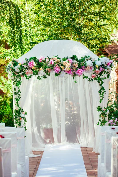 婚礼拱门美丽的婚礼仪式 — 图库照片
